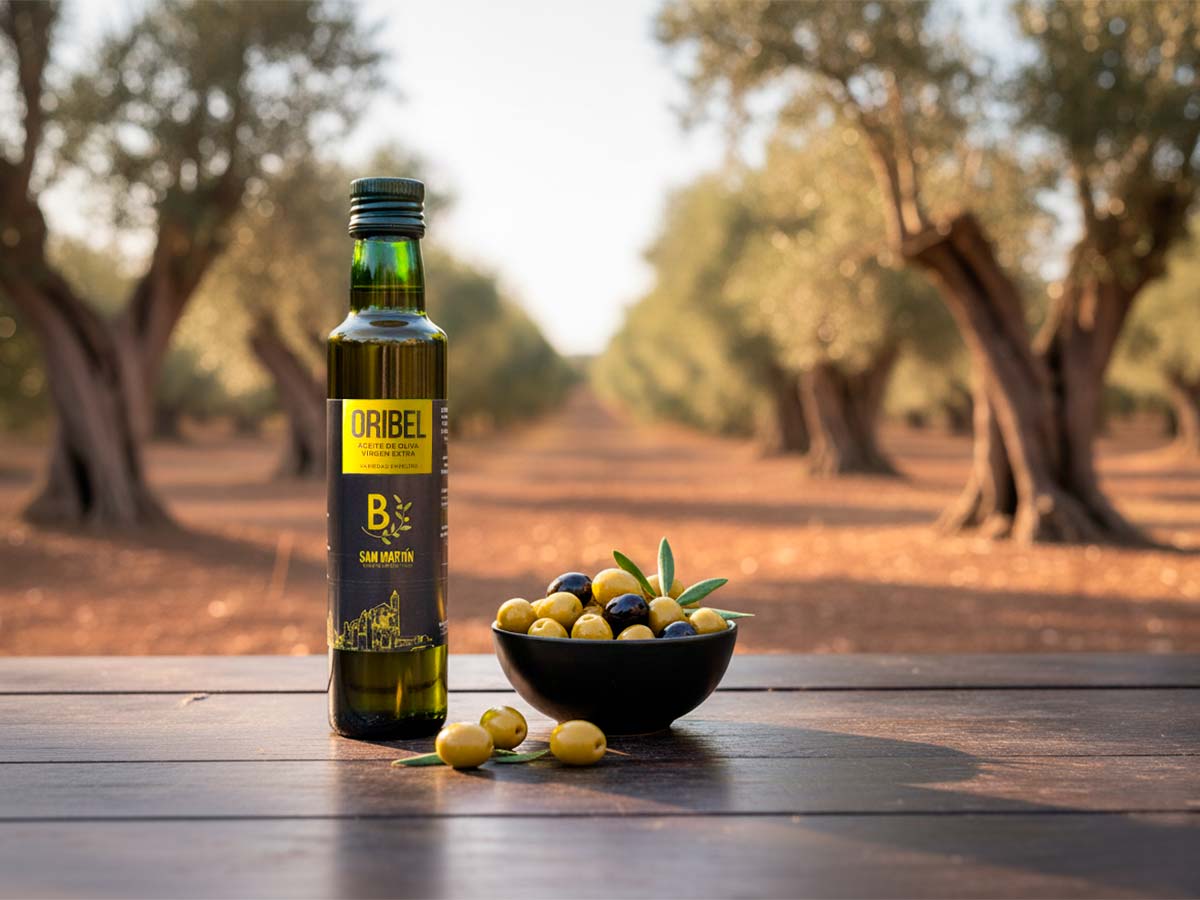 Botella de AOVE de Oribel de 250ml en un olivar